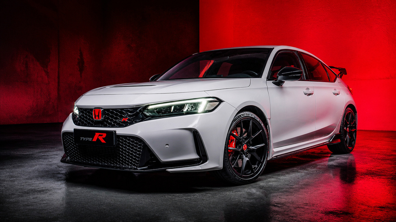 Carro desportivo Honda Civic Type R branco estacionado com fundo vermelho vibrante.