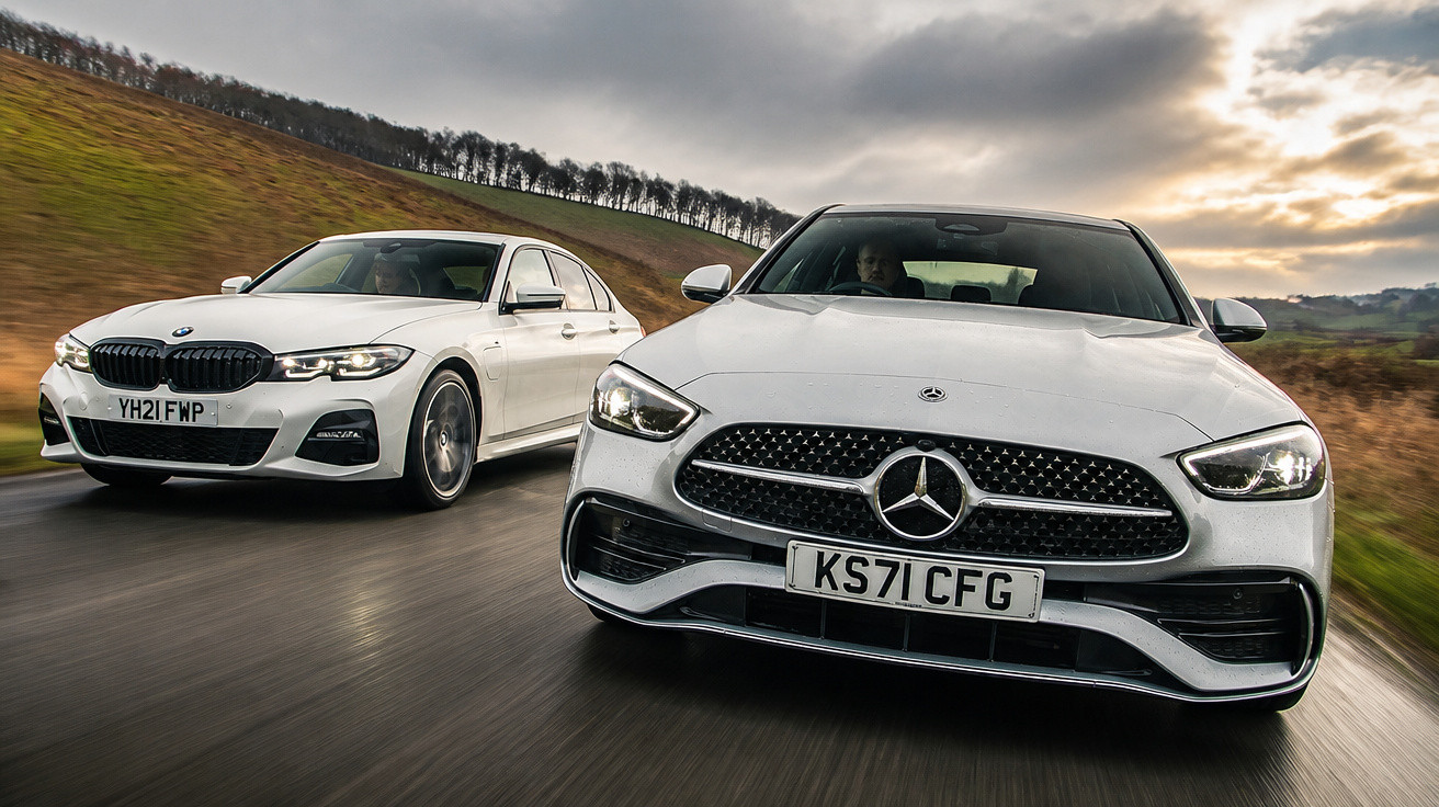 Dois carros brancos, um Mercedes-Benz e um BMW, a circular numa estrada rural sob céu nublado.