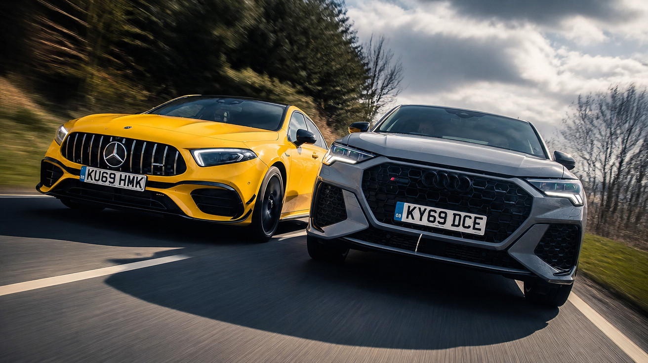 Dois carros desportivos modernos, um amarelo Mercedes e um cinza Audi, a alta velocidade numa estrada.